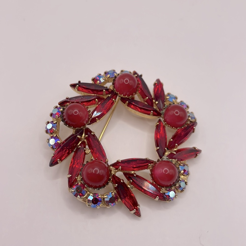 VINTAGE Red Crystal Wreath Brooch - Picture 5 of 6